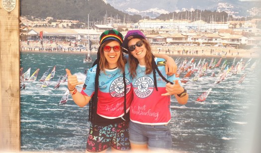 Défi Wind de Gruissan 2019 - Les windsurfeuses Marine Hunter et Maïté Bienvenu au taquet ! Photo : Nicolas Arquin