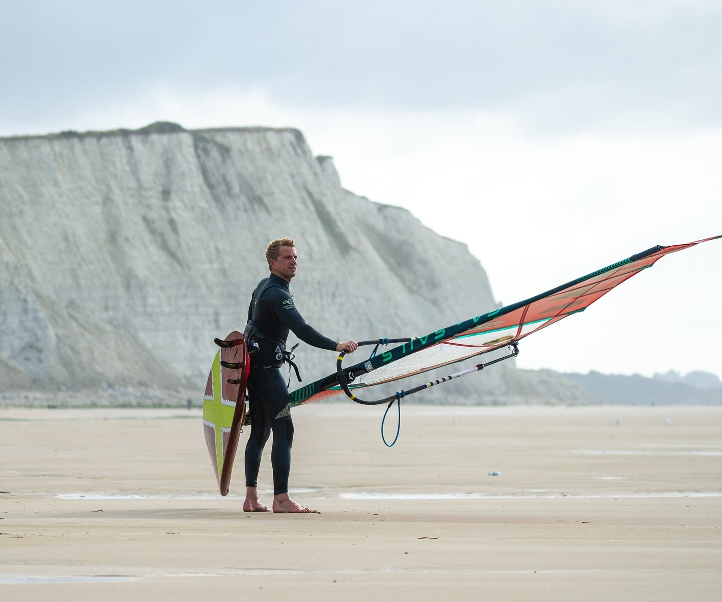 Jules Denel, champion de windsurf français/ Crédit Nicolas Peltier Photographie