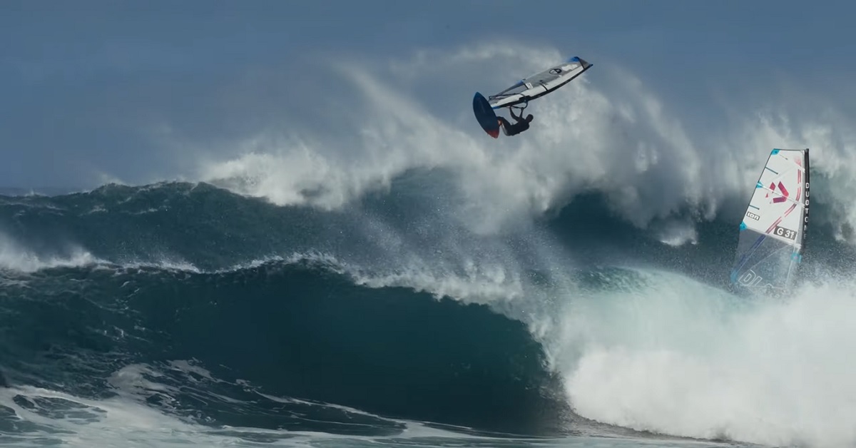 Antoine Martin en Windsurf à Hawaii / Images Matteo Nativelle