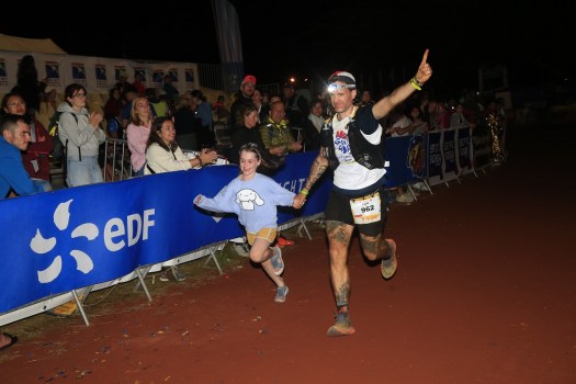 L'Ultra-Traileur Colin Fay à l'arrivée de la Diagonale des Fous 2024