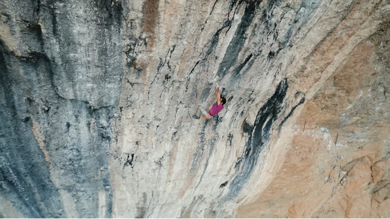 Escalade de la voie "Le Blond", par Chris Sharma