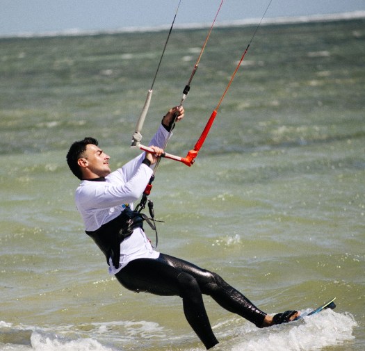 Jules Marques, fondateur de Cocoride, en session kitesurf
