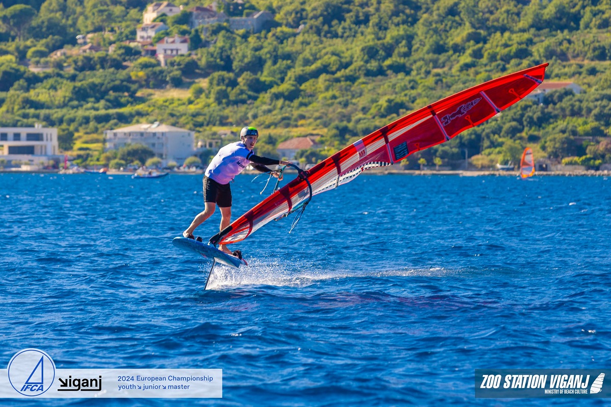 Mathieu Assorin, jeune champion de windsurf