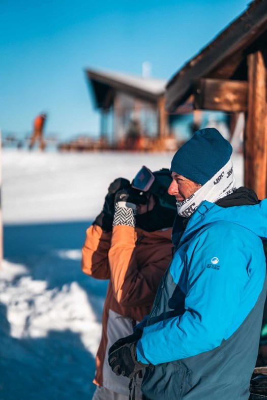 Anna Martinez, championne de snowboard freeride, avec son coach Greg