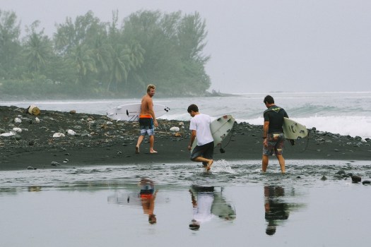 Avec Taj Burrow et Johnny Gannon, en 2012 à Tahiti / Photo Bastien Bonnarme