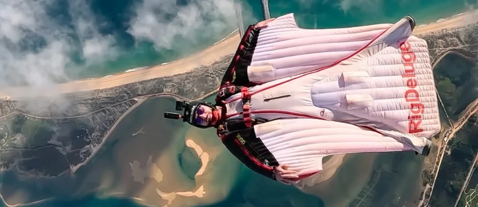 Liam Byrne en Wingsuit