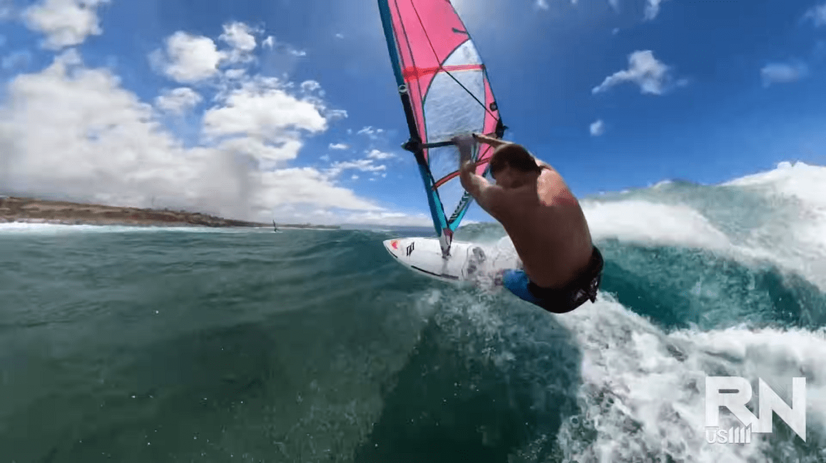Robby Naish, une session windsurf à Hoopkipa (Hawaii)