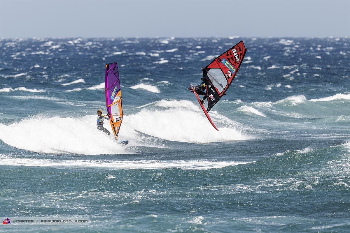 Les championnes de windsurf Daida Ruano Moreno et Sarah-Quita Offringa, dans les vagues de Pozo Izquierdo, à Gran Canaria / Photo John Carter/PWA World Tour