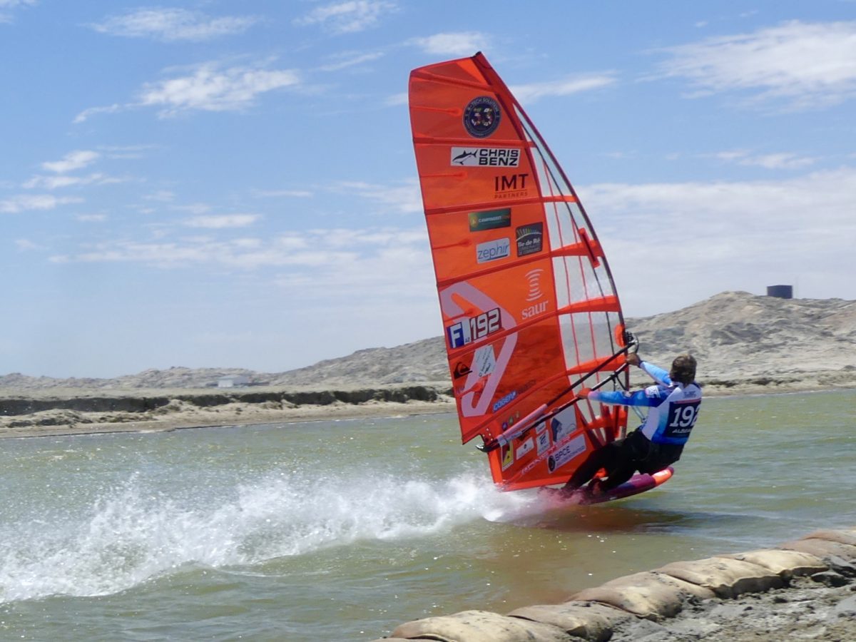 Antoine Albeau lors du Lüderitz Speed Challenge 2025, objectif 100km/h de vitesse en windsurf/ Crédit photo DR