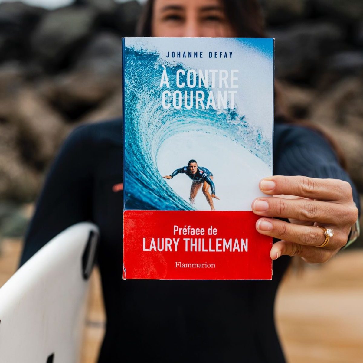 "A contre-courant", l'autobiographie de la surfeuse française Johanne Defay
